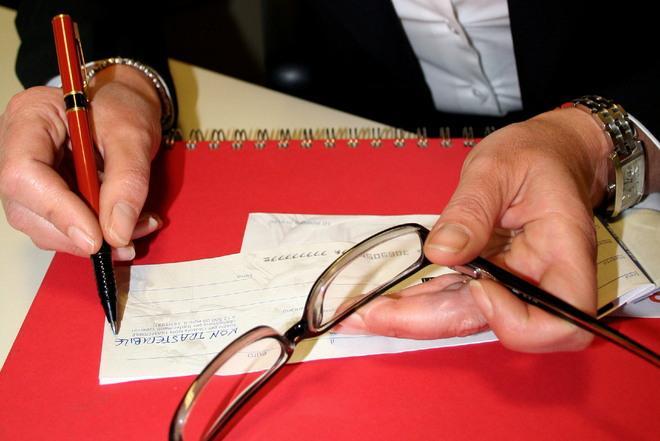 Firma assegni per 170mila euro: anziano truffato dall’amico e sedicente promotore finanziario 