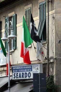 Seardo fa sventolare una croce celtica, la polizia fa rimuovere la bandiera 