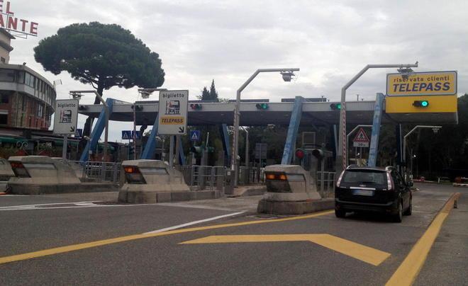 Rapinato casellante da quattro banditi col passamontagna 