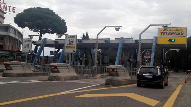 Rapinato casellante da quattro banditi col passamontagna