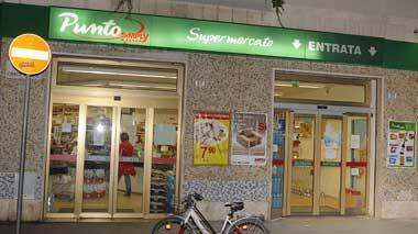 Rapina in un supermercato, cassiera minacciata col coltello