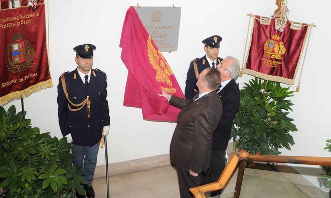 Lapide in ricordo dei poliziotti caduti