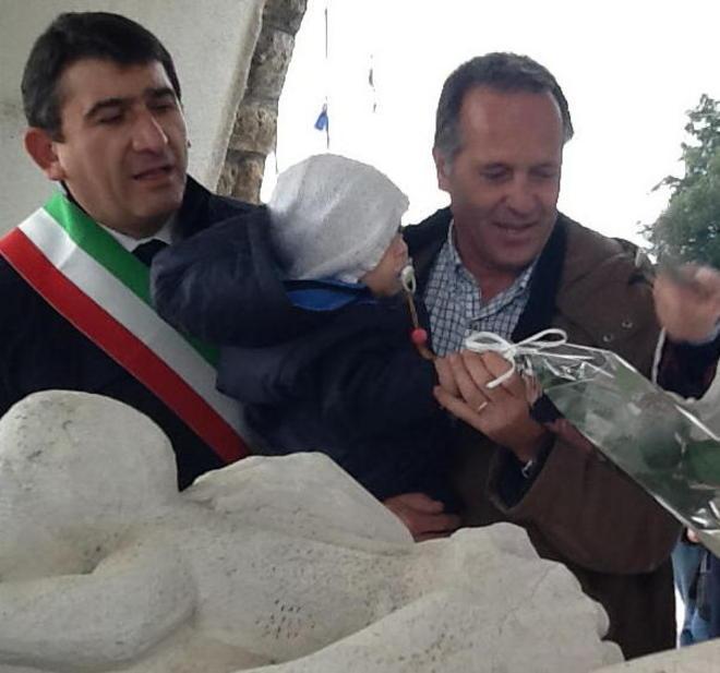 Una rosa dalla Germania per dire no all’archiviazione