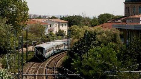 Blackout sulla linea treno fermo tre ore coi finestrini chiusi