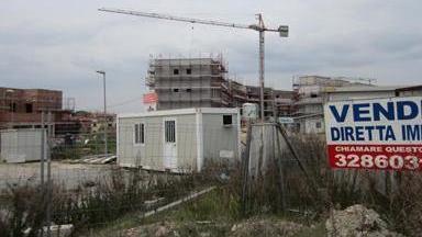 Fanno i muratori per finire le case