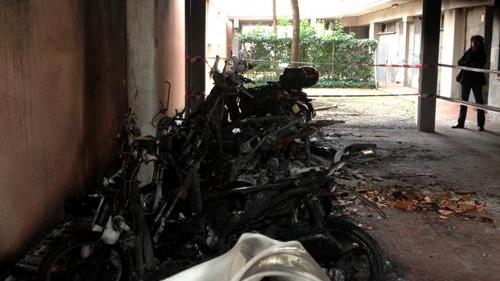 Strage di scooter in via Costella, il piromane ne brucia sette