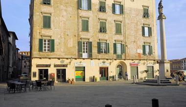 Rissa con sparatoria in centro a Pisa, poi un bossolo si inceppa 