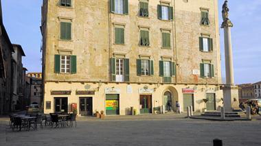 Rissa con sparatoria in centro a Pisa, poi un bossolo si inceppa