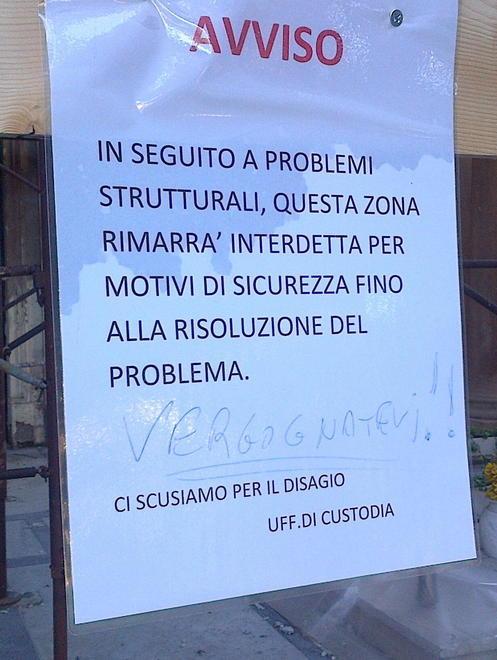 Crolli al cimitero chiusa la cappella: «È una vergogna» 