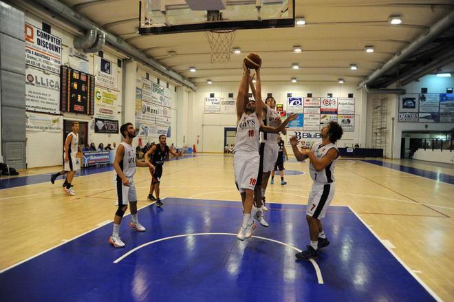 Basket e polemiche: le infiltrazioni causano lo stop della partita 