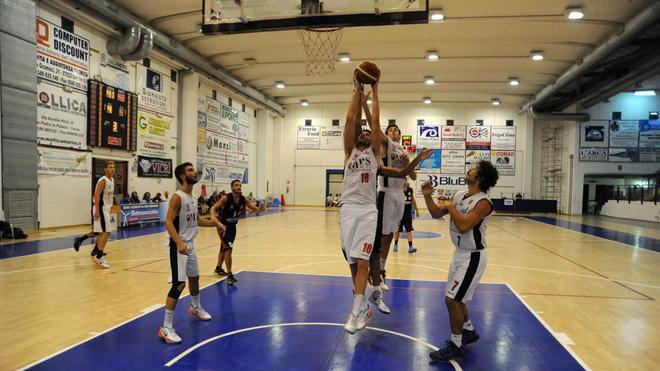 Basket e polemiche: le infiltrazioni causano lo stop della partita