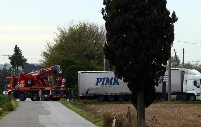Tir nel fosso dopo una manovra strada chiusa per alcune ore