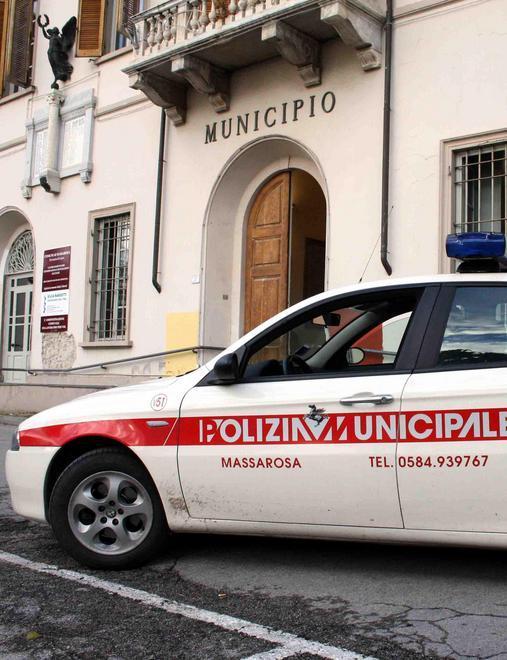  Coltelli nascosti nel bagagliaio di una macchina rubata 