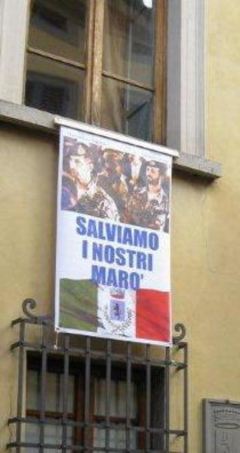 Un poster in municipio per chiedere la libertà dei marò