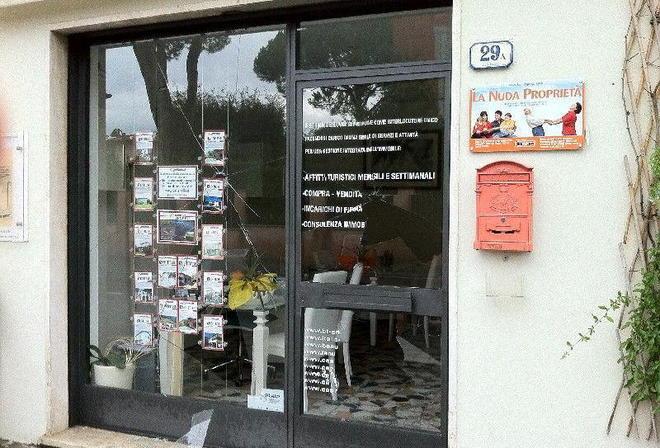 Offese ad agente immobiliare «Diffamato sui manifesti»