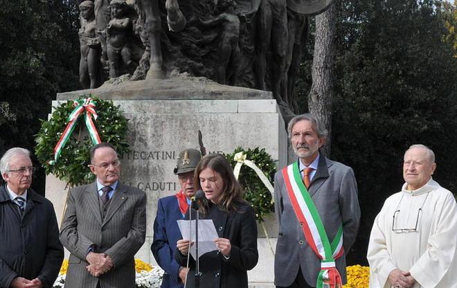 Giovane liceale tra gli oratori alla festa delle Forze armate