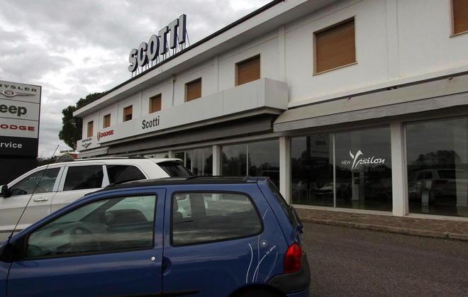 Blitz dei ladri nella concessionaria 