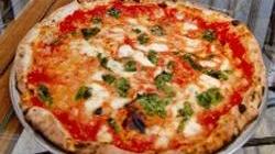 Pizza napoletana al ristorante cinese