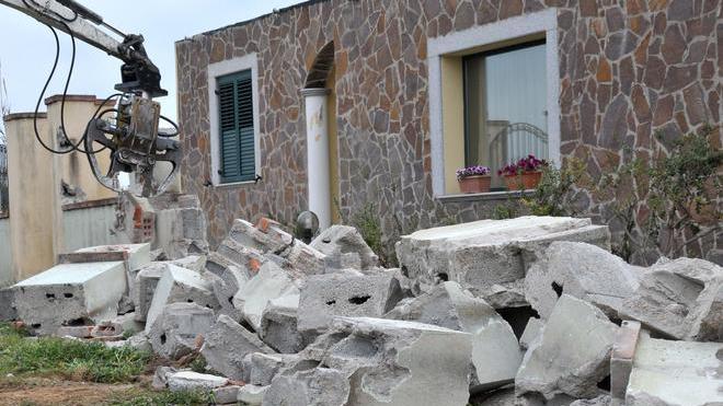 Abusi edilizi: blitz delle ruspe in Ogliastra, ma salta la demolizione 