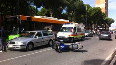 Per evitare un pedone perde il controllo della moto e vola sull’asfalto