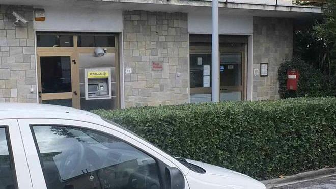 Armato di pistola rapina l’ufficio postale di Ghezzano e fugge con 3mila euro