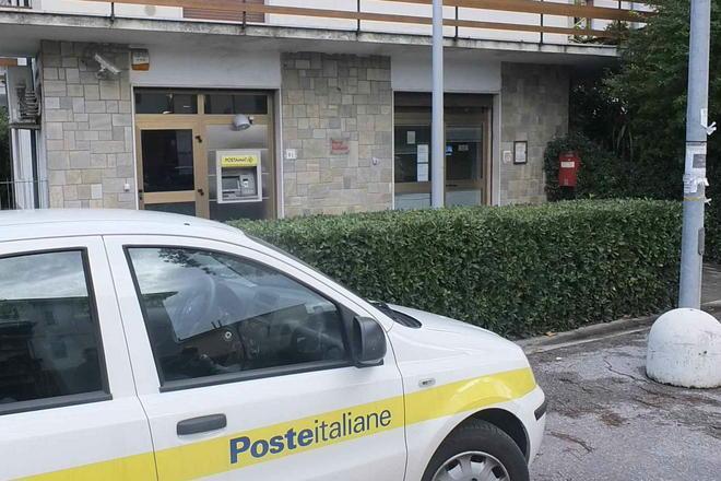 Armato di pistola rapina l'ufficio postale di Ghezzano e fugge con 3mila euro 