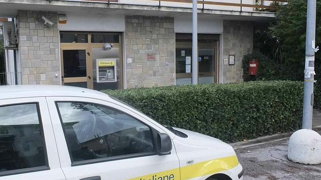 Armato di pistola rapina l'ufficio postale di Ghezzano e fugge con 3mila euro