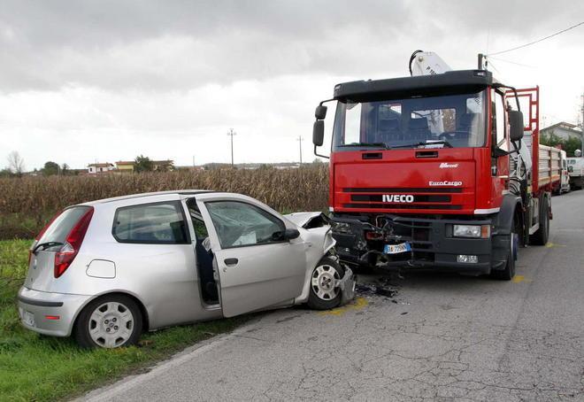 Muore nello scontro con un camion 