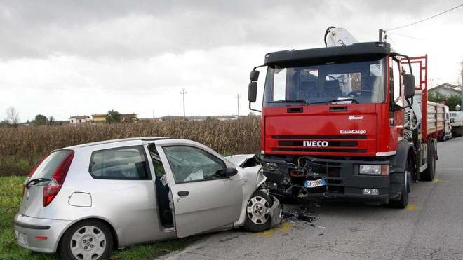 Muore nello scontro con un camion