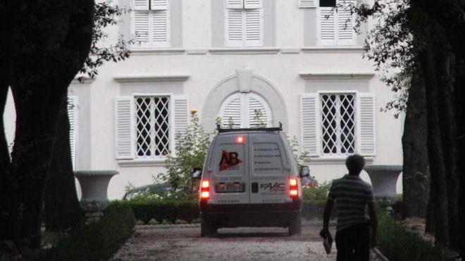 Perquisita “Villa Perti”, indagine su residenza all'estero