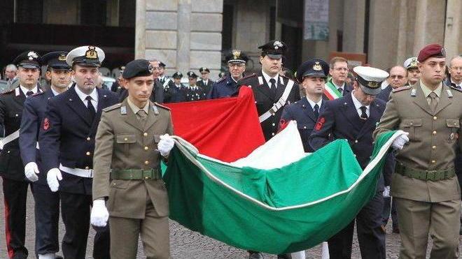 Corone deposte sui monumenti a Marina e Tirrenia