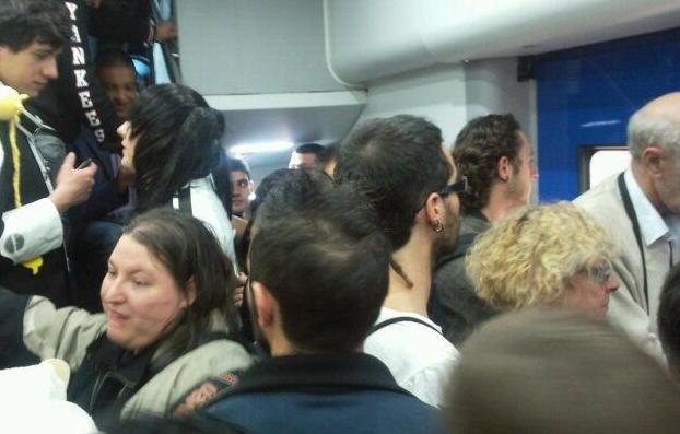 Venti minuti nel sottopasso e mezz’ora chiusi stipati nel treno 