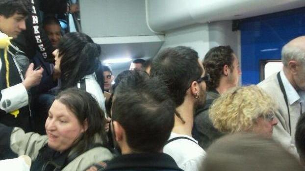 Venti minuti nel sottopasso e mezz’ora chiusi stipati nel treno
