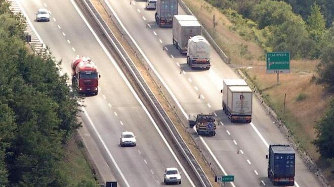 Tragico schianto sull’A15, muore rappresentante