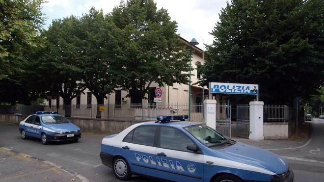Si apparta in un uliveto con una prostituta e viene rapinato da un complice della donna