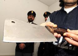 Accoltella l’ex moglie e fugge, arrestato 
