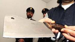 Accoltella l’ex moglie e fugge, arrestato
