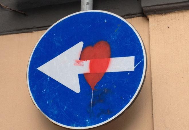 Arriva ad Ardenza l'imitazione dei cartelli artistici di Clet 