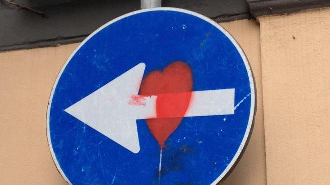 Arriva ad Ardenza l'imitazione dei cartelli artistici di Clet