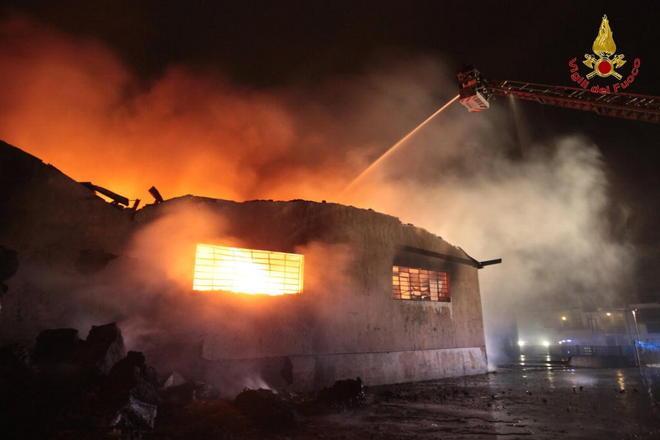 Rogo di Poggio, salvi i macchinari ma merce in fumo per 2 milioni 