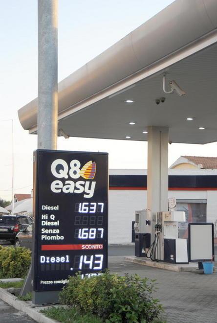 La benzina scende sotto quota 1,7 al litro Ecco dove conviene 