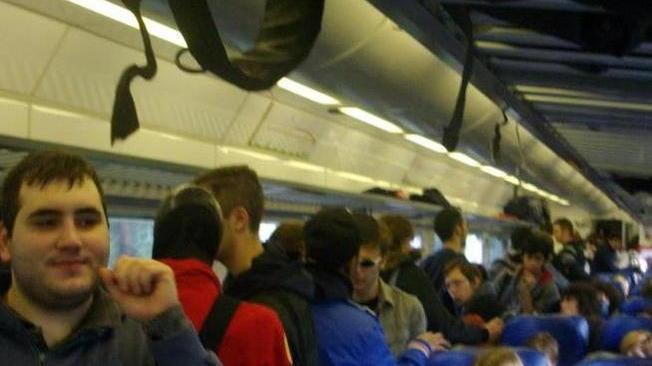 La protesta: stipati in treno come sardine