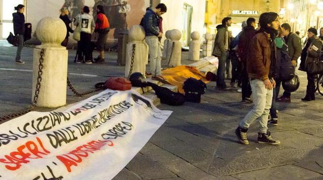 Presidio degli studenti davanti alla sede Unicredit