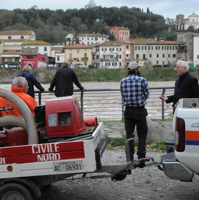Mattina di paura per la piena del Serchio 