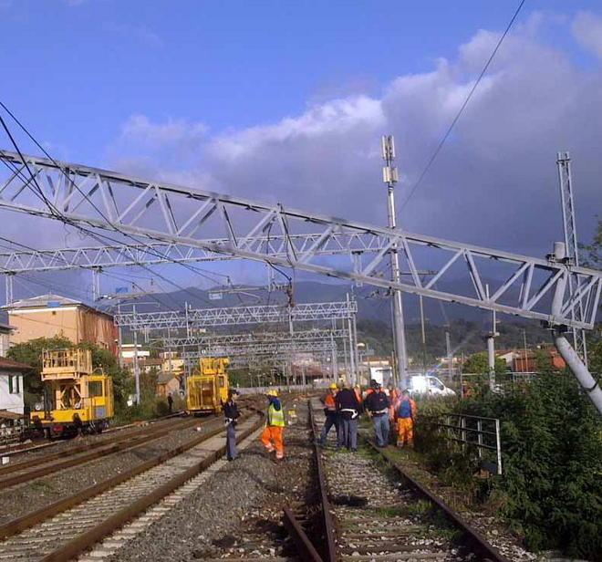Palo sulla linea ferroviaria treni bloccati per tre ore