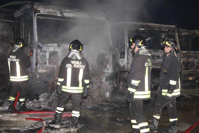 Incendio doloso a Reggiolo, dati alle fiamme 9 camion 