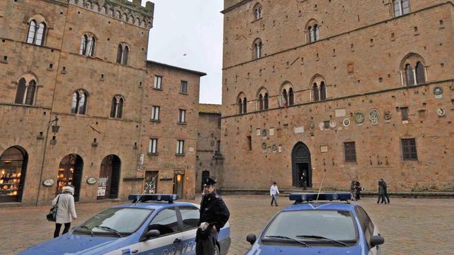 Finge un danno all’auto e chiede soldi in contanti