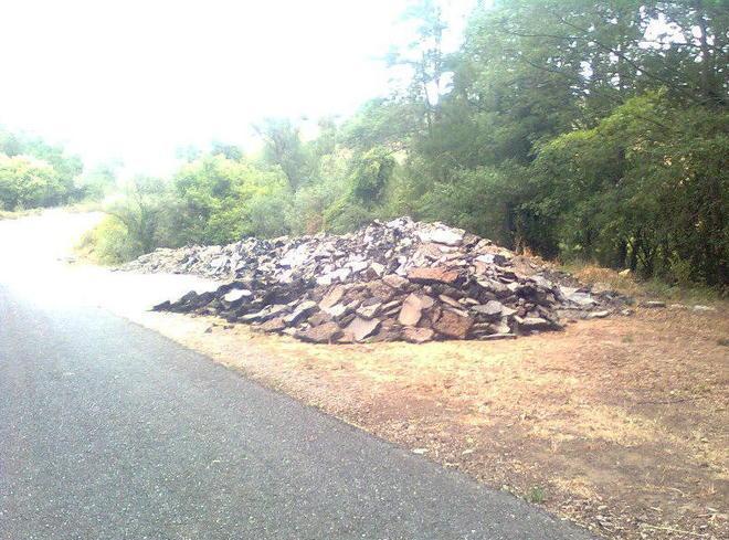 Pezzi di asfalto lungo la strada Salaioli 