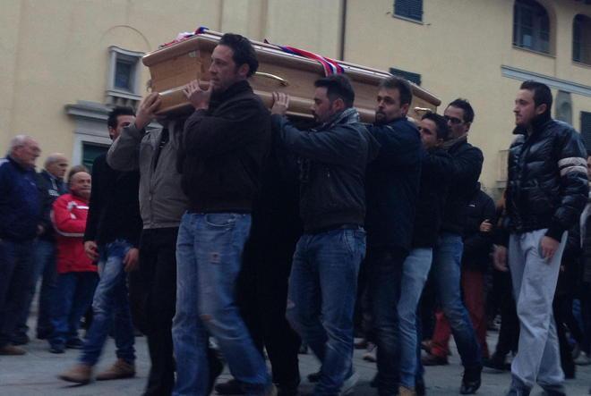 Una lettera e palloncini rossoblù per l’addio a Cristian 