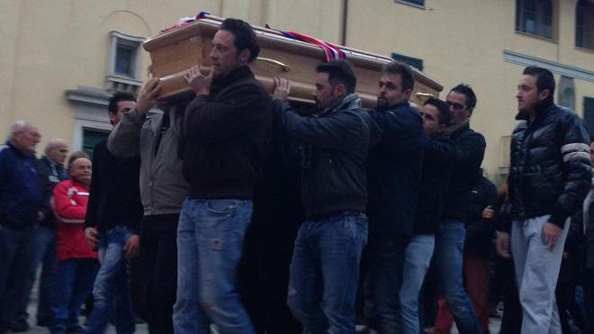 Una lettera e palloncini rossoblù per l’addio a Cristian